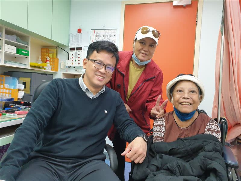 最後一次化療，陳建勳醫師（左）與神采奕奕的露米（右）合影。（圖／馬偕醫院提供）