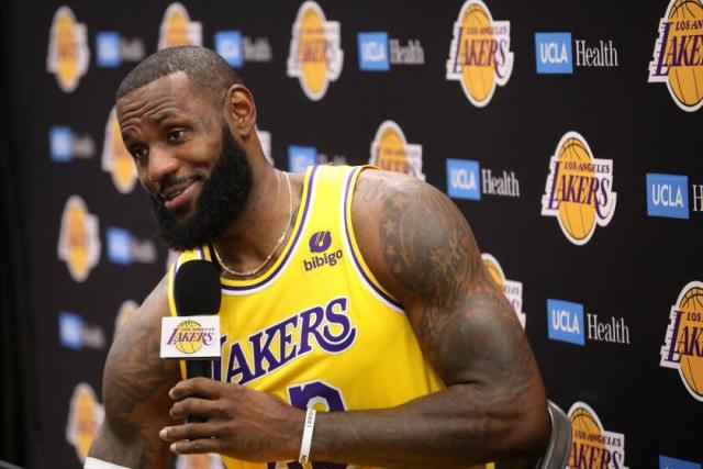 Plaschke: LeBron James dedicates season to son Bronny, credits family with  return to Lakers - Yahoo Sports