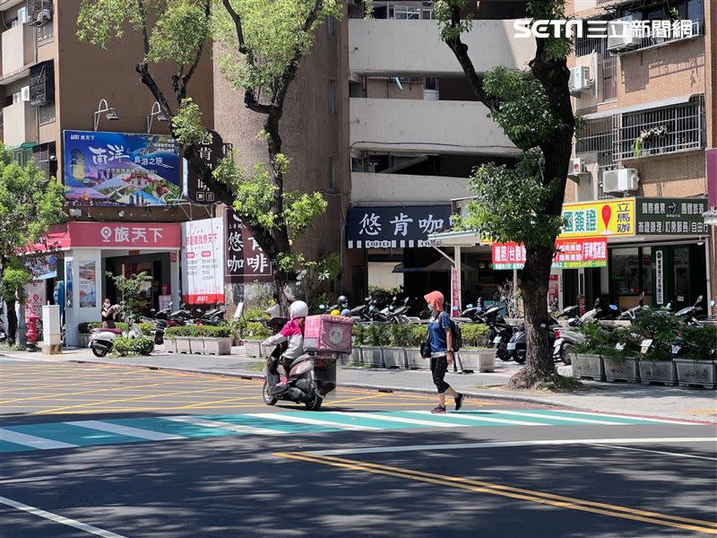 貨車與機車未禮讓行人就通行，遭警方拍照，逕行舉發。（圖／翻攝畫面）