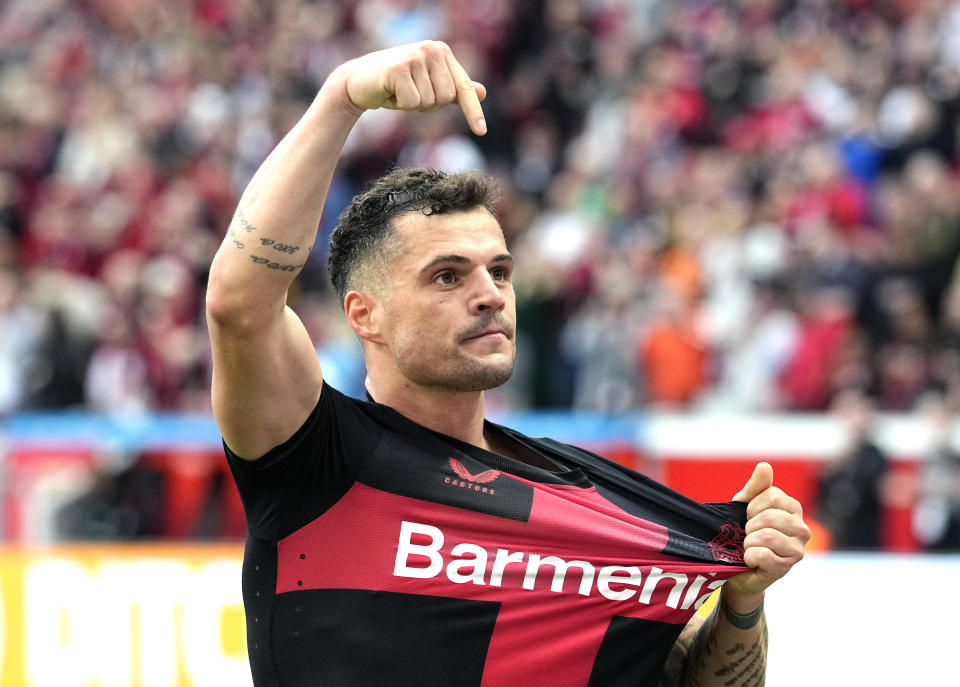 Granit Xhaka del Bayer Leverkusen celebra el segundo gol de su equipo en el encuentro ante el Werder Bremen que llevó a que el Bayer se consagrara campeón de la Bundesliga el domingo 14 de abril del 2024. (AP Foto/Martin Meissner)