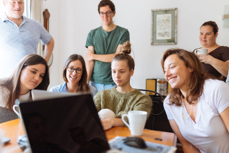 Personas Mirando La Computadora Portátil