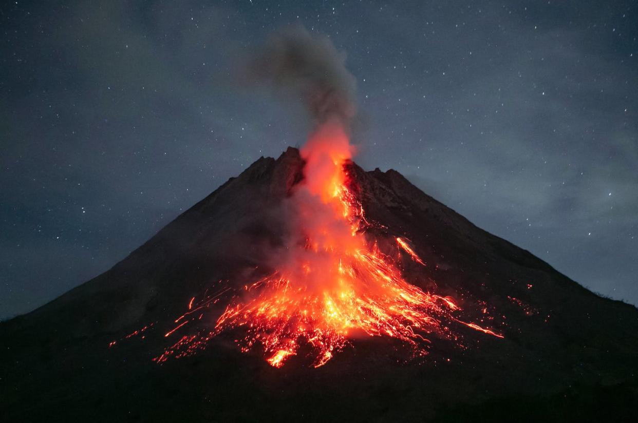 Indonesia's Mount Merapi spews lava during an eruption on May 23, 2023. Over 250,000 people live nearby. <a href="https://www.gettyimages.com/detail/news-photo/indonesias-mount-merapi-one-of-the-worlds-most-active-news-photo/1257370107" rel="nofollow noopener" target="_blank" data-ylk="slk:DEVI RAHMAN/AFP via Getty Image;elm:context_link;itc:0;sec:content-canvas" class="link ">DEVI RAHMAN/AFP via Getty Image</a>