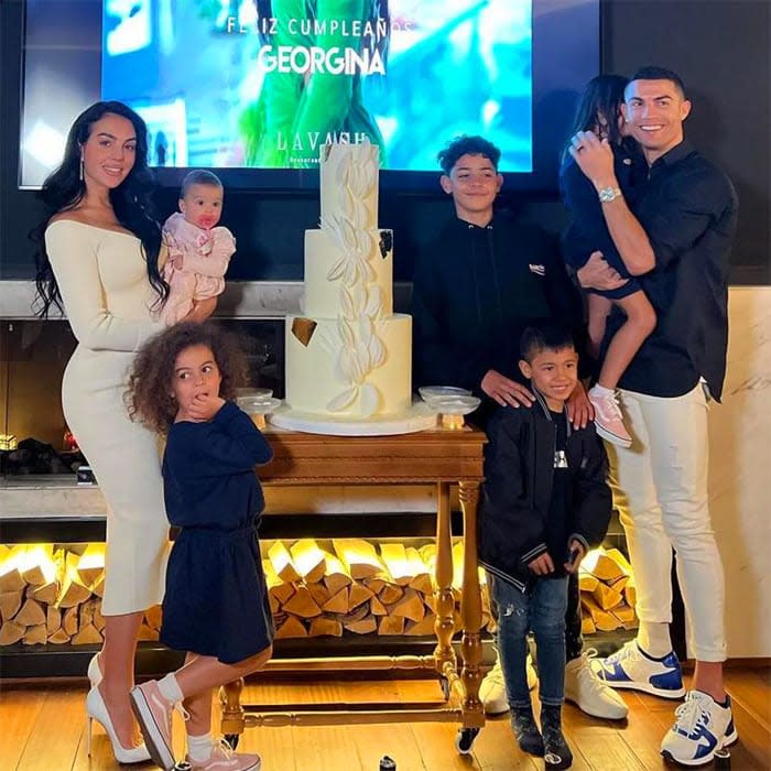 Cristiano y Georgina con sus cinco hijos