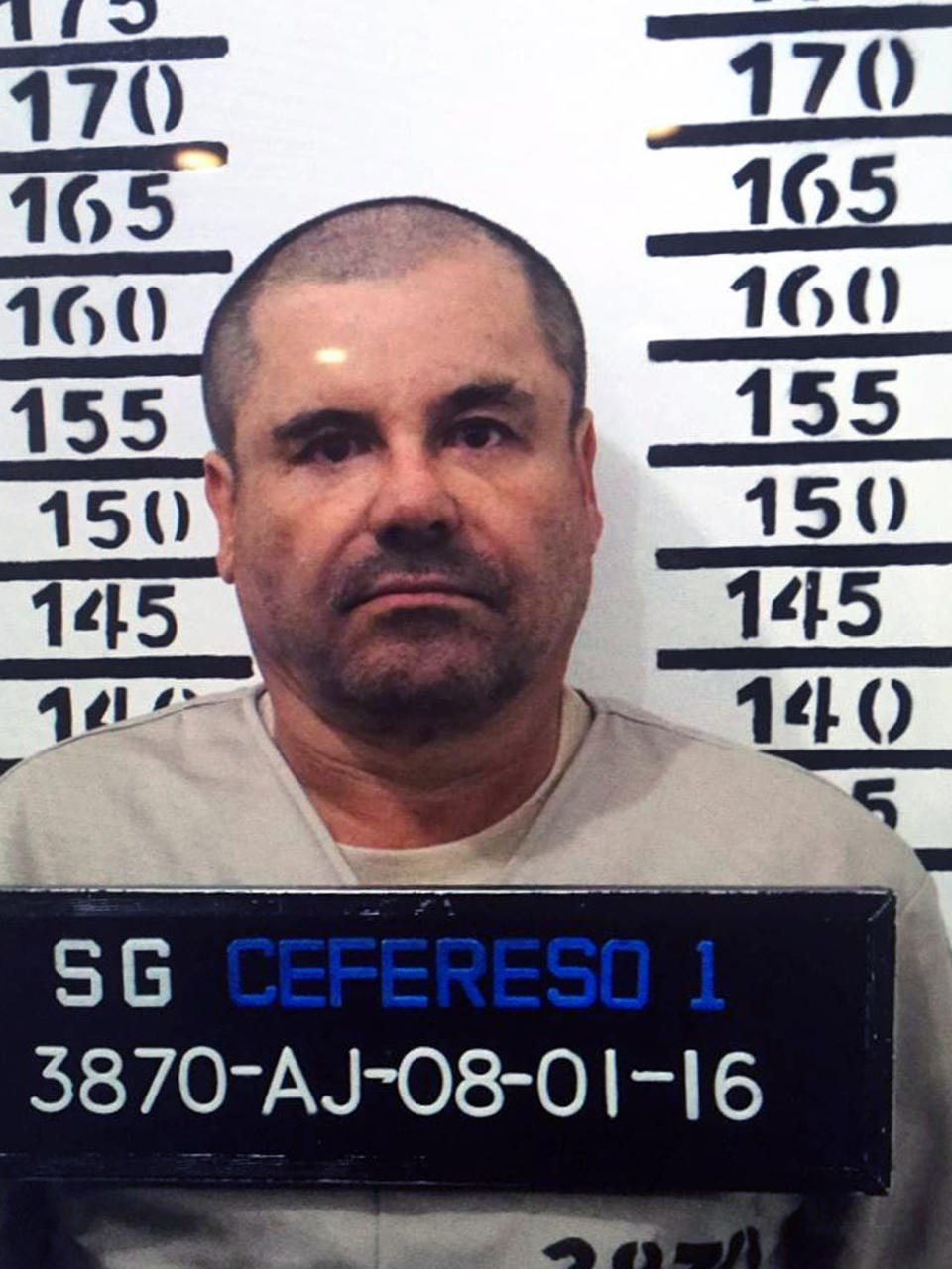 Esta foto del exjefe del cartel de Sinaloa Joaquin Archivaldo Guzmán Loera, más conocido como “El Chapo”, fue tomada el 8 de enero de 2016 tras su captura luego de su primera fuga de una cárcel de Almoloya de Juarez, estado de México, en julio de 2015 (HO/AFP/Archivos | HO)