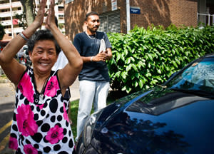 A Hougang resident cheers and waves the Aljunied team good bye. (Yahoo!/Liyana Low)