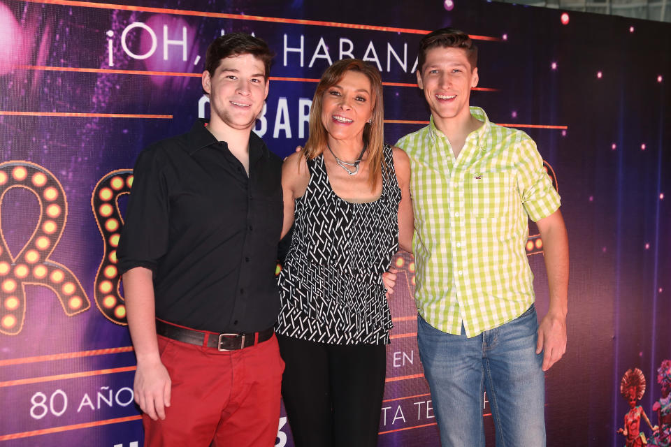 Mary Paz Banquells con sus hijos Sebastián y Diego Adame. (Photo by Adrián Monroy/Medios y Media/Getty Images)