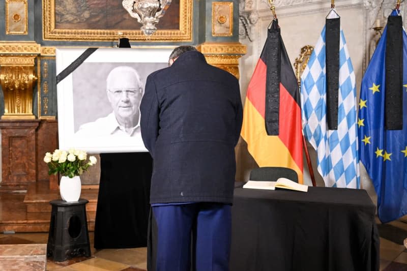 Markus Soeder, Bavarian Minister President, bows in front of the portrait of the German football legend Franz Beckenbauer in the Court Chapel of the Residence. Beckenbauer died on Sunday, 07 January 2024 at the age of 78. Tobias Hase/dpa