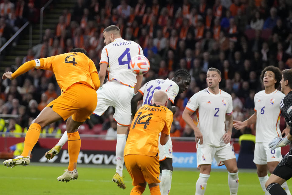 Virgil van Dijk (izquierda) anota el gol de Holanda en la victoria 1-0 ante Bélgica en la Liga de las Naciones, el 25 de septiembre de 2022, en Amsterdam. (AP Foto/Peter Dejong)