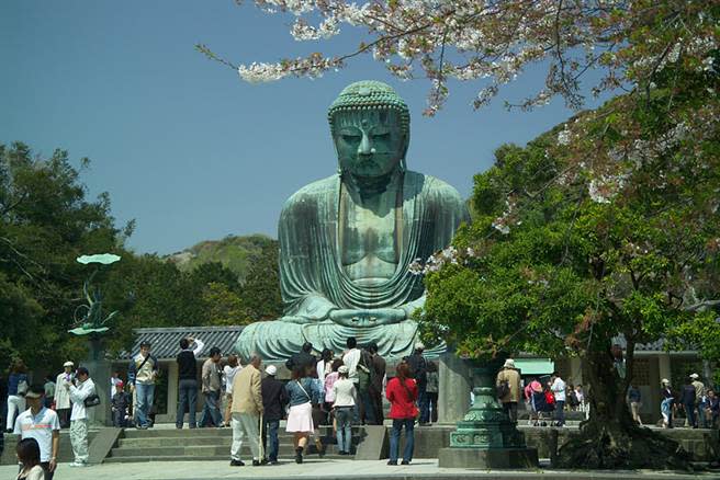 大地震前兆？日本關東沿海傳詭異臭味，背後原因曝光。圖為日本神奈川縣鎌倉市的高德院。(圖/摘自維基百科)