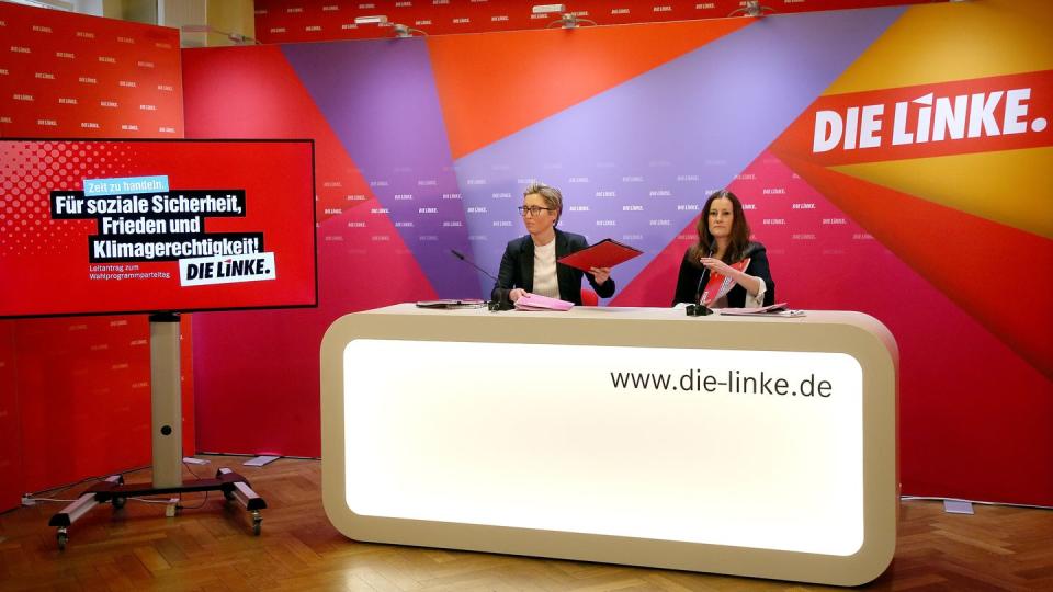 Susanne Hennig-Wellsow (l) und Janine Wissler, beide Vorsitzende der Linken, stellen auf einer Pressekonferenz einen Entwurf des Wahlprogramms der Linken zur Bundestagswahl 2021 vor.