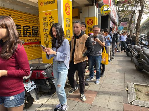 人潮爆棚！港湖女神感謝祭，高嘉瑜親發限量車倫餅。（圖／記者廖哲民攝影）