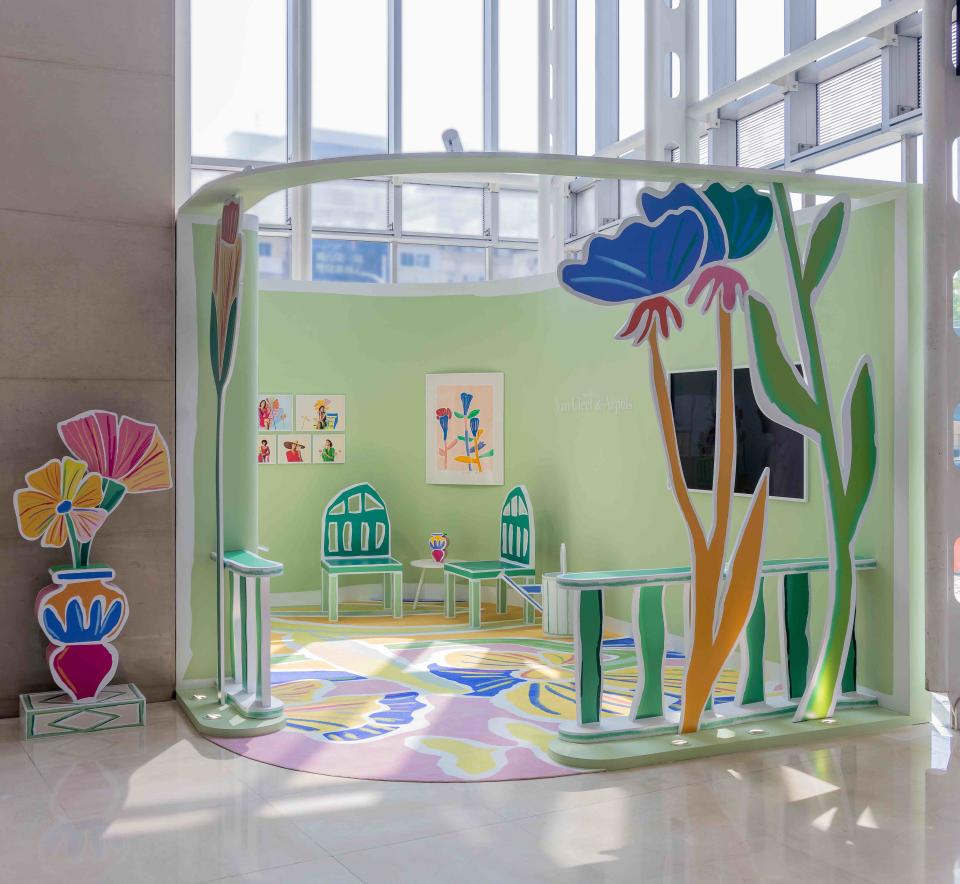 展覽空間以藝術家活潑生動的花卉構圖為設計概念，色彩繽紛的蠟筆筆觸勾勒出童趣奇幻的春日花卉。圖片來源:Van Cleef & Arpels