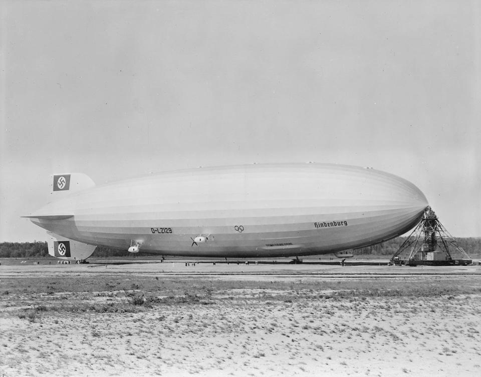 Pour le grand public, l’hydrogène peut cependant parfois faire peur, du fait, notamment dans les esprits plus âgés, d’images du Zeppelin LZ 129 Hindenburg. Gonflé à l’hydrogène, ce dirigeable, en explosant en plein vol en 1937 a durablement entaché l’image de ce gaz. <a href="https://en.wikipedia.org/wiki/LZ_129_Hindenburg#/media/File:Hindenburg_at_lakehurst.jpg" rel="nofollow noopener" target="_blank" data-ylk="slk:Wikimedia;elm:context_link;itc:0;sec:content-canvas" class="link ">Wikimedia</a>