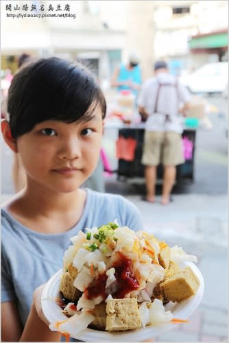 【食記│台南】開山路無名臭豆腐~新立食文化，站著吃也好好味的神祕臭豆腐!