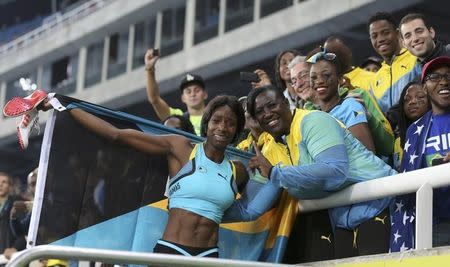 2016 Rio Olympics - Athletics - Final - Women's 400m Final - Olympic Stadium - Rio de Janeiro, Brazil - 15/08/2016. Shaunae Miller (BAH) of Bahamas celebrates with her mother after winning the gold medal. REUTERS/Sergio Moraes