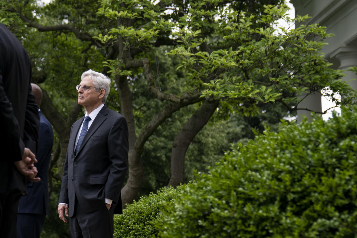 El fiscal general Merrick Garland escucha los comentarios del presidente Joe Biden en la Casa Blanca en Washington el 13 de mayo de 2022. (Sarah Silbiger/The New York Times)