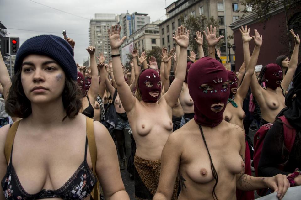 <p>Dans la rue et à travers tout le pays, des hommes défilent en compagnie de nombreuses femmes qui sont, pour la plupart, seins nus. Crédit photo : Martin Bernetti </p>