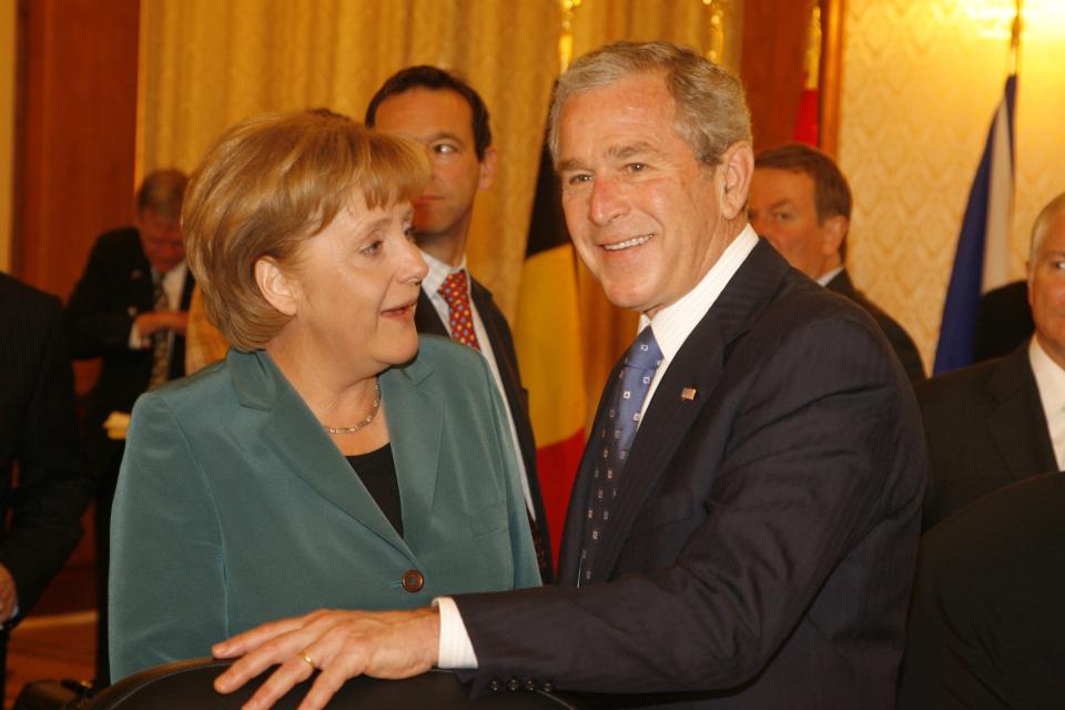 Angela Merkel y George W. Bush en la cumbre de la OTAN de 2008. (Photo by Pool Interagences/Gamma-Rapho via Getty Images)