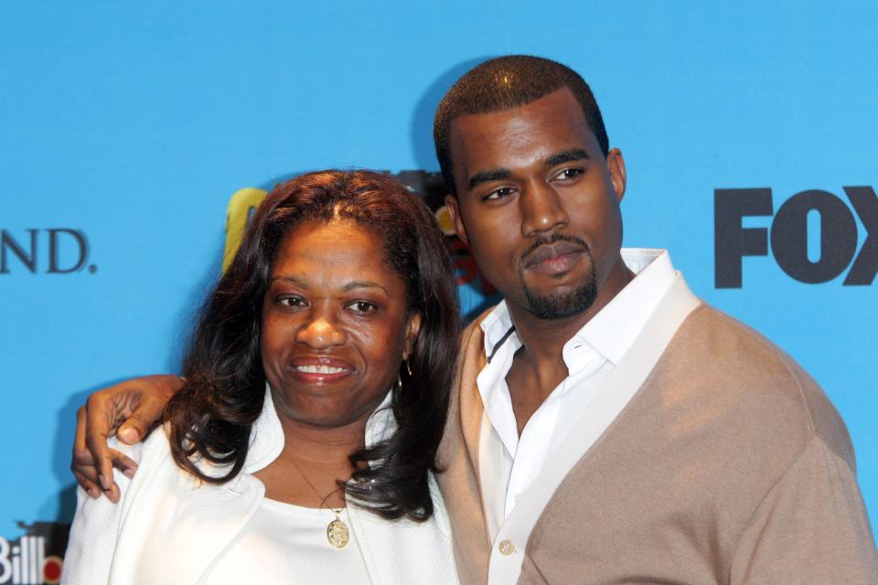 Kanye West mit seiner Mutter Donda im Jahr 2005. - Copyright: picture-alliance/ dpa/dpaweb | Hubert Boesl