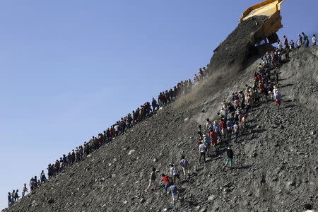 Miners search for jade stones at a mine dump at a Hpakant jade mine in Kachin state, Myanmar November 25, 2015. REUTERS/Soe Zeya Tun