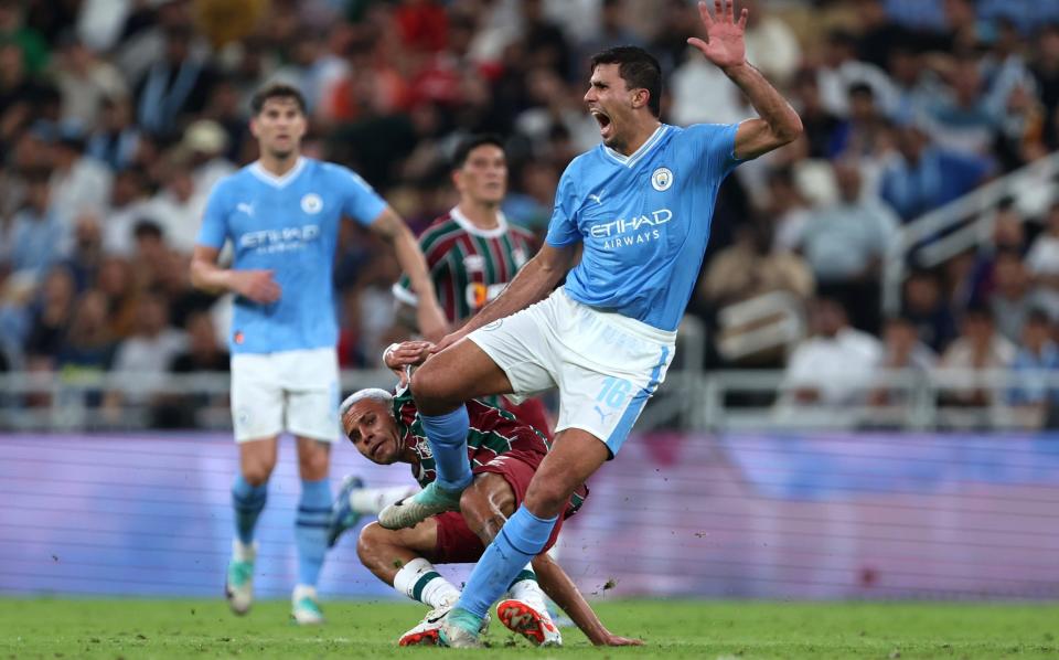 Rodri is fouled by Alexsander of Fluminense