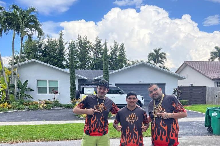 El Pumita Martínez junto con parte de su equipo: Rodrigo Calabrese y Pileta Gómez, durante su preparación final en Kendall, Florida
