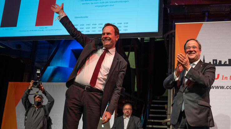 Der künftige Oberbürgermeister von Düsseldorf (l.) feiert zusammen mit NRW-Ministerpräsident Armin Laschet den Wahlsieg in der Landeshauptstadt. Foto: dpa