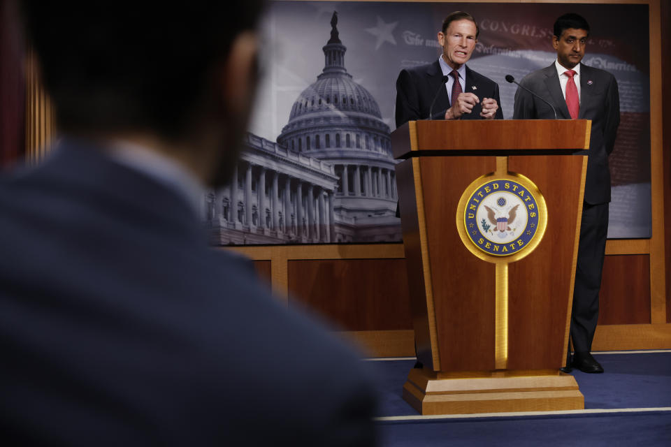 WASHINGTON, DC – 12 OCTOBRE: Le sénateur Richard Blumenthal (D-CT) et le représentant Ro Khanna (C-CA) tiennent une conférence de presse pour discuter d'une législation qui arrêterait temporairement les ventes d'armes américaines à l'Arabie saoudite au Capitole américain le 12 octobre. , 2022 à Washington, DC.  Blumenthal et Khanna ont déclaré que la législation était une réaction à l'accord entre l'Arabie saoudite et d'autres pays de l'OPEP pour réduire la production de pétrole, ce qui, selon eux, aidera la Russie dans sa guerre contre l'Ukraine et fera souffrir des alliés comme les États-Unis à la pompe à essence. 