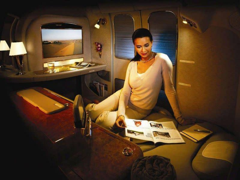 <p>Sulle rotte Boeing 777-300ER di Emirates la compagnia ha introdotto un sedile di prima classe completamente rinfrescato, completo di luci a LED nella moquette e pannelli sopraelevati, finte finestre a flusso continuo per le suite centrali altrimenti prive di finestre e porte per garantire la privacy che raggiungono dal pavimento il soffitto. (Emirates) </p>