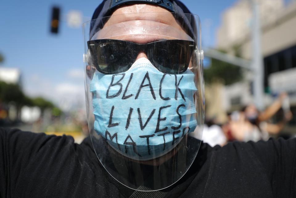 Un manifestante usando una mascarilla que dice “Black Lives Matter” durante una manifestación pacífica en medio de la pandemia de coronavirus, el 6 de junio de 2020 en West Hollywood, California.