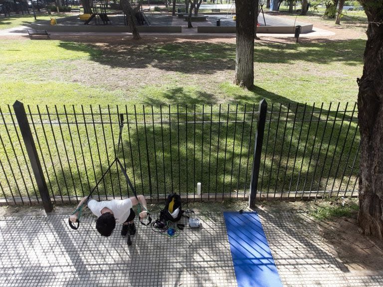 Muchas personas están entrenando en las veredas de las plazas