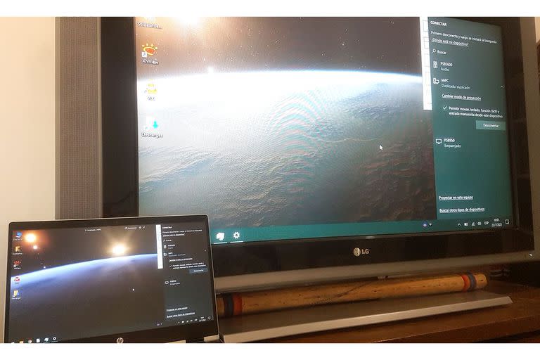 En uno de los experimentos, la portátil de la izquierda se proyecta en un televisor conectado a una computadora; pero también podría funcionar al revés