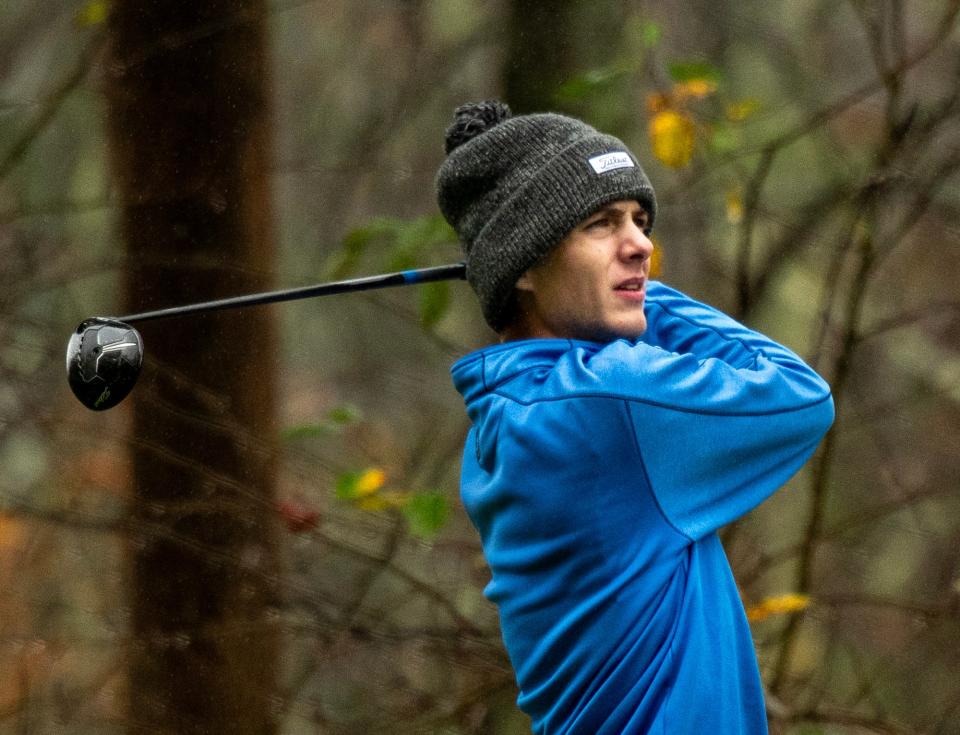 STERLING - Lucas Levasseur de Hopedale High School golpea desde el tee número 10 durante el campeonato de golf estatal de división 3 en Sterling National Country Club el lunes 30 de octubre de 2023.