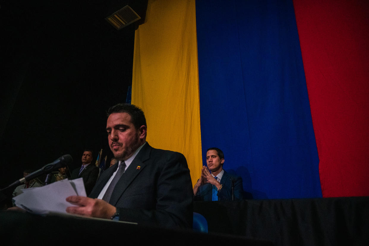 Iván Stalin González, un legislador de la oposición, habla en las oficinas del periódico El Nacional en Caracas mientras Juan Guaidó, el líder de la oposición de Venezuela, escucha detrás, el 5 de enero de 2020. (Adriana Loureiro Fernández/The New York Times)