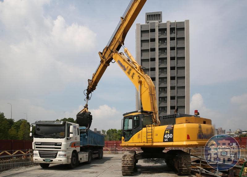 新北市仁義重劃區建案工地挖土方情況。