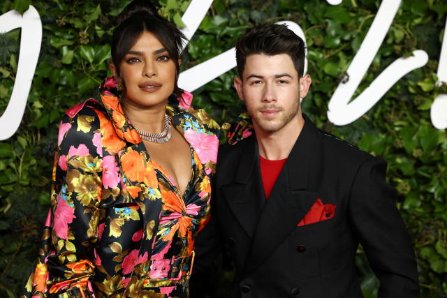 Can you guess the price of Priyanka Chopra's bag? - Times of India