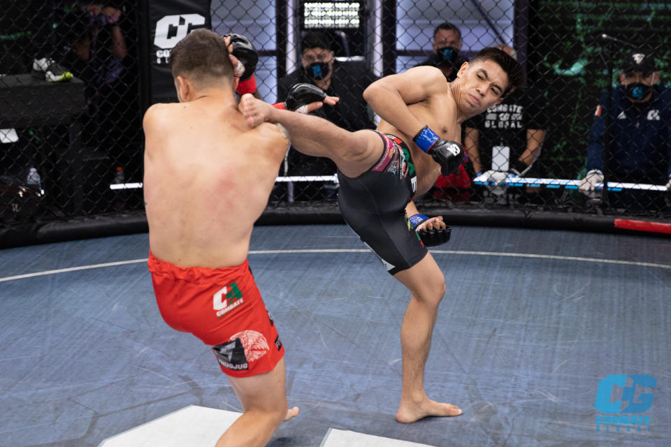 David Martínez, actual Campeón Mundial de Peso Gallo de Combate Global, golpea la cabeza de Alan Cantú. (Scott Hirano/Combate Global)