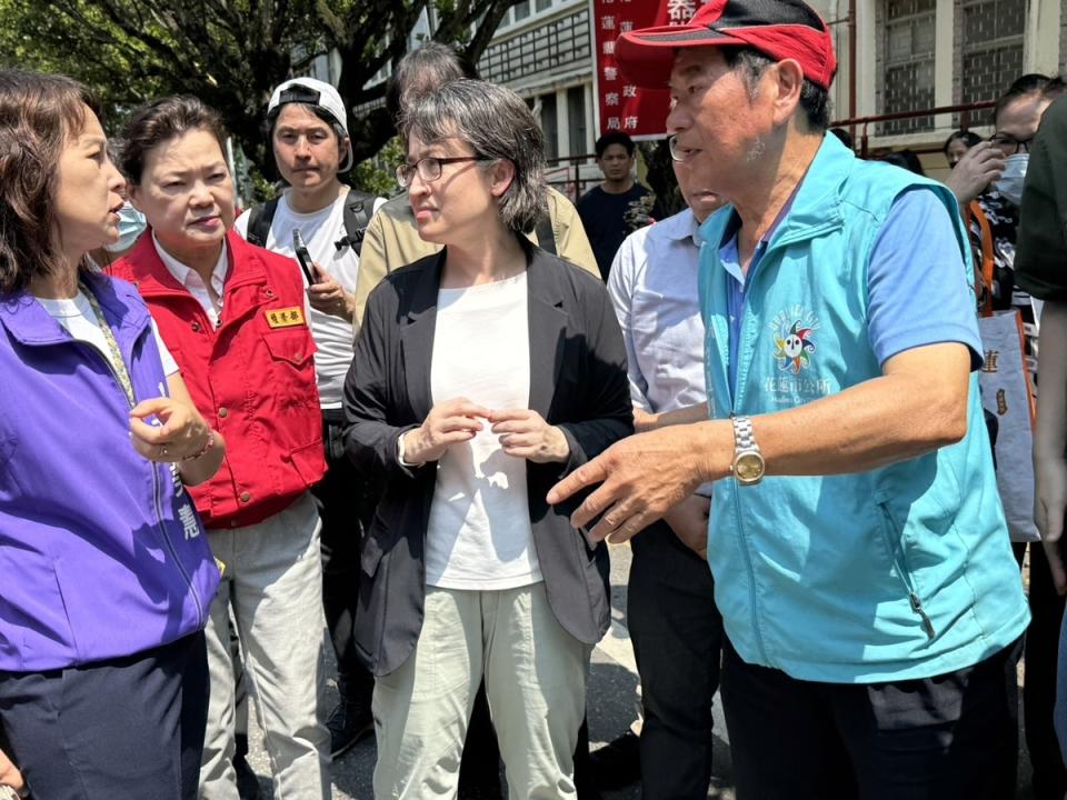 蕭美琴回到花蓮掌握地震後的第一線狀況。   圖：蕭美琴辦公室/提供