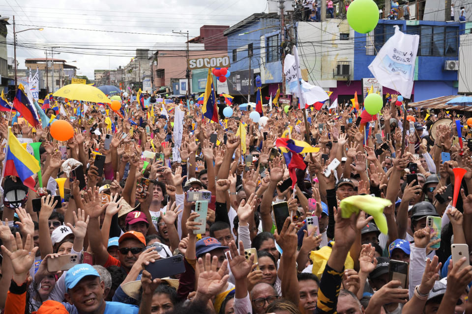 Simpatizantes del candidato presidencial opositor Edmundo González levantan la mano al unísono en un mitin de campaña en Barinas, Venezuela, el 6 de julio de 2024. (Foto AP/Ariana Cubillos)