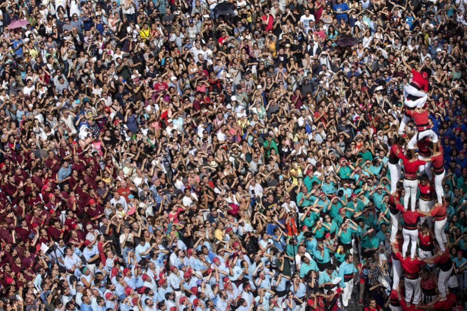 <p>'Castellers’ perform a human tower during the traditional Merce Fiestas at Saint Jaume square in Barcelona, Spain, Sept. 24, 2016. (Photo: QUIQUE GARCIA/EPA)</p>