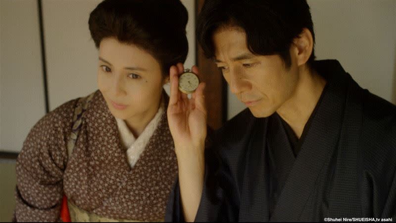 《黃金之刻》松嶋菜菜子（左）支持著西島秀俊成為「東洋鐘錶之王」。（圖／Hami Video提供）