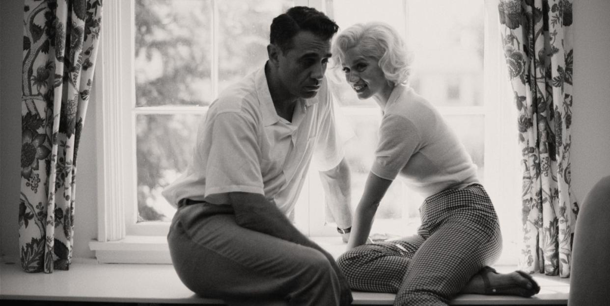 blonde l to r bobby cannavale as the ex athlete  ana de armas as marilyn monroe cr netflix © 2022