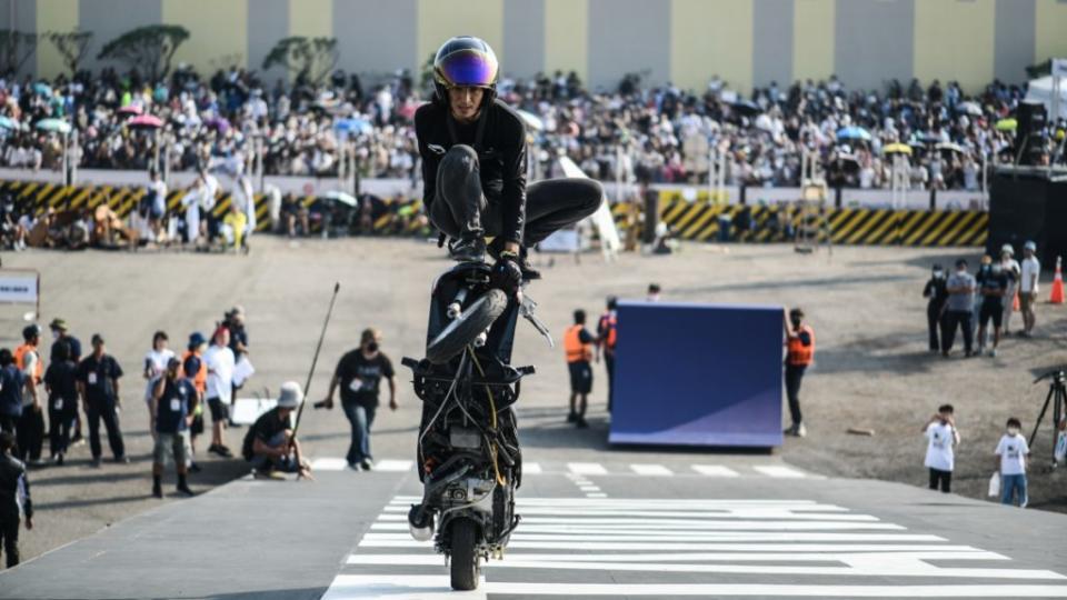 活動中場更找來日籍車手孤輪王－安倍優以及台灣極限單車BMX好手－鄭喬鴻進行演出。(圖片來源/ Red Bull)