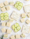 <p>L’option idéale pour un amuse-bouche chic et pratique à la fois. </p><p>Découvrir la recette <a href="https://bellyfull.net/cucumber-sandwiches/" rel="nofollow noopener" target="_blank" data-ylk="slk:ici;elm:context_link;itc:0;sec:content-canvas" class="link ">ici</a></p><br>