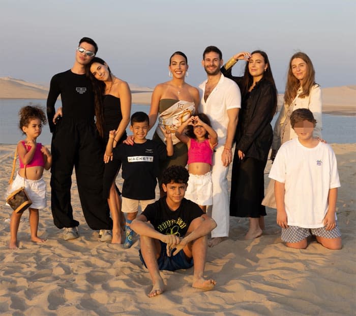 Georgina Rodríguez en el desierto con sus hijos y sus amigos