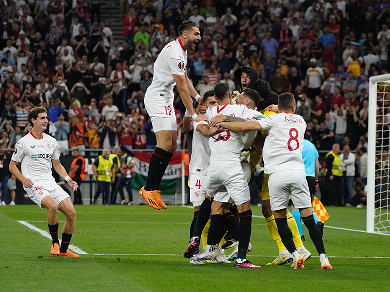 西維爾憑互射十二碼擊敗羅馬，贏得歐霸盃冠軍。（圖片來源：西維爾Twitter）