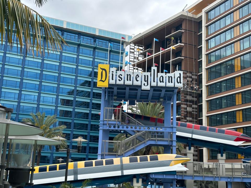 pool at disneyland hotel in disneyland