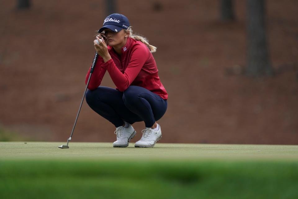 23 de marzo de 2024; Graniteville, Carolina del Sur, EE. UU.; Gianna Clemente, de Florida, examina su pelota en el green del hoyo 9 durante la ronda final del Torneo Junior Invitational en Sage Valley Golf Club. Crédito obligatorio: Katie Goodale/THE AUGUSTA CHRONICLE-USA TODAY Network