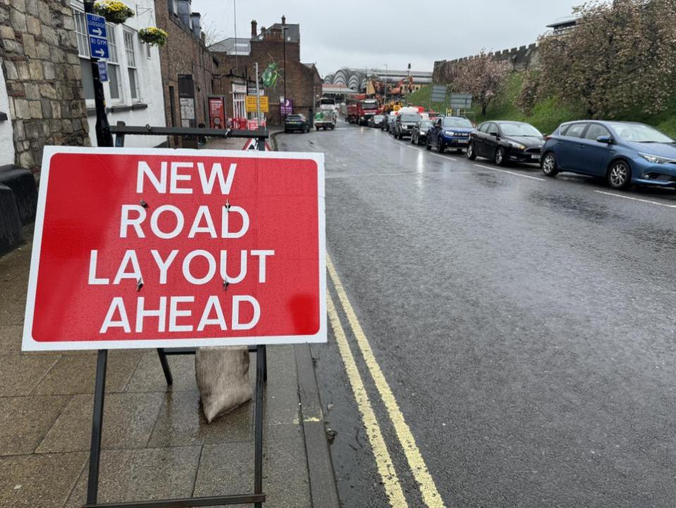 York Press: The temporary new road past York railway Station will close from 8pm on Friday, but will re-open at 6am on Monday after the Queen Street Bridge has been demolished