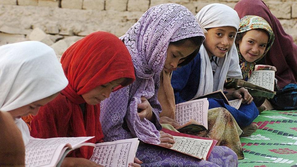 Niñas leyendo el Corán